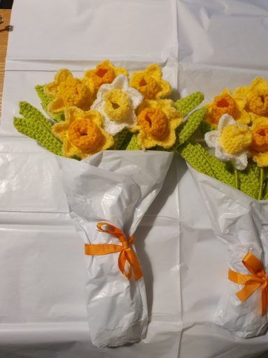 bunch of 6 crochet daffodils